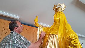 Kirchenmaler Gerhard Hammerschmid vergoldet die Statue der h. Walburga. Foto: Geraldo Hoffmann